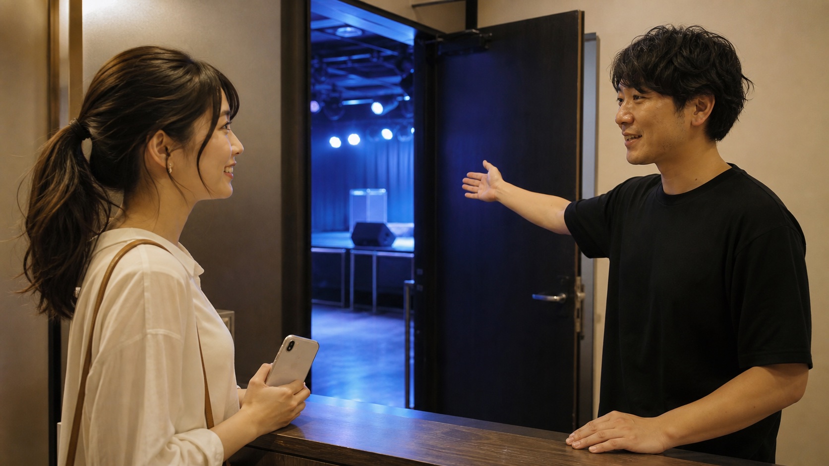 架空のイベント受付で来場者を案内するスタッフ