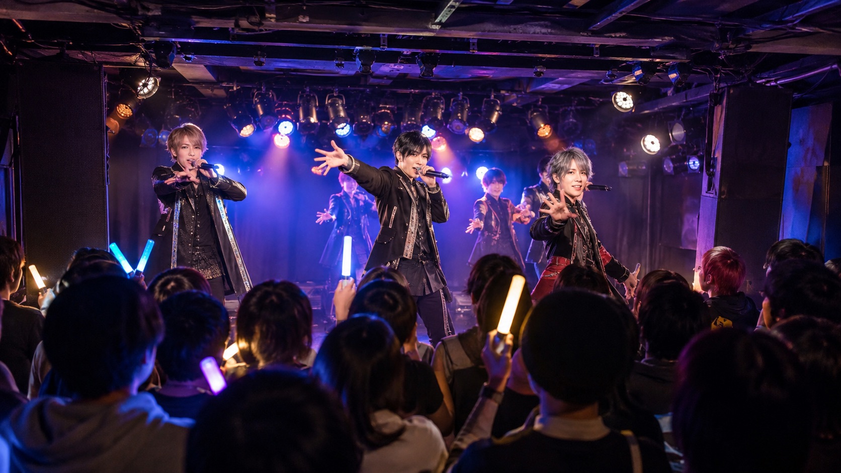 架空の男性アイドルグループがライブハウスで歌う場面